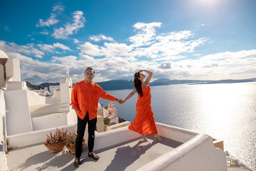 Oia: Couple photoshoot with 30 edited Photos - What actually happens during your shoot (and how it feels)