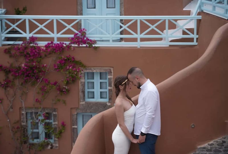 Oía: Santorini Professional Photoshoot with Edited Photos - Posing Direction, Not Random Guessing