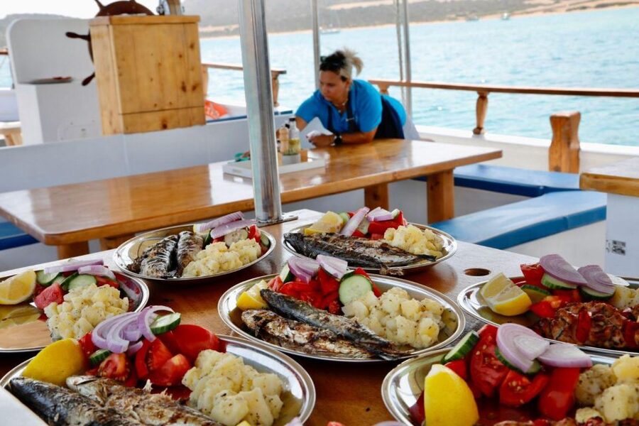 Paros Antiparos: Full-Day Boat Tour with Lunch & Drinks - Despotiko lunch stop: where the food becomes the highlight