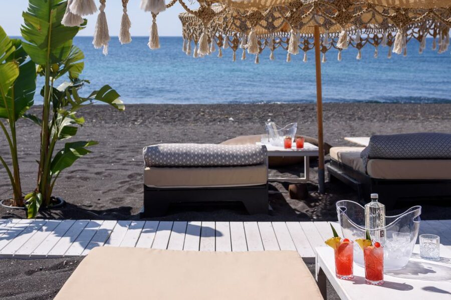 Perivolos Beach: Sun-Bed Experience FortyOne Bar Restaurant - Comfort and the little details that upgrade the day