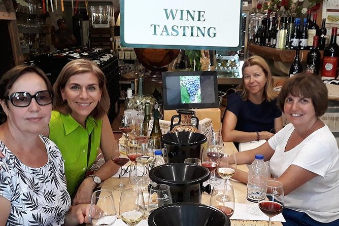 PRIVATE Walking Tour with Lunch and Wine Tasting by a Sommelier - Lunch in the Old Town: a Cretan sampler with local wine