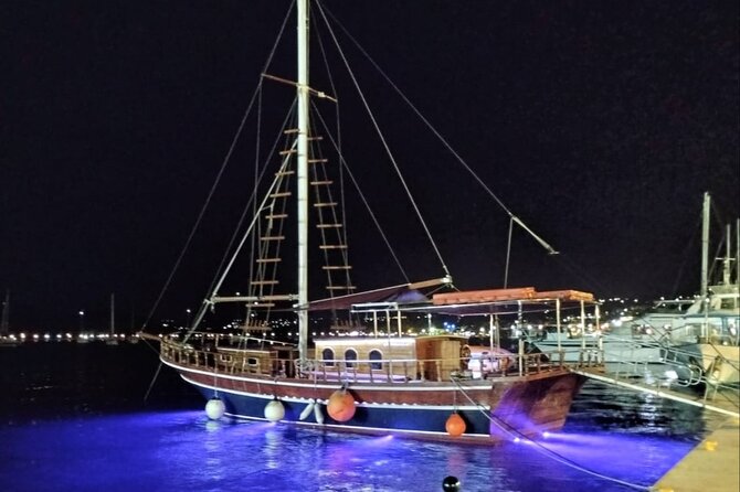 "QueenBee" Full-Day Boat Trip with Lunch - QueenBee is a people-first boat day