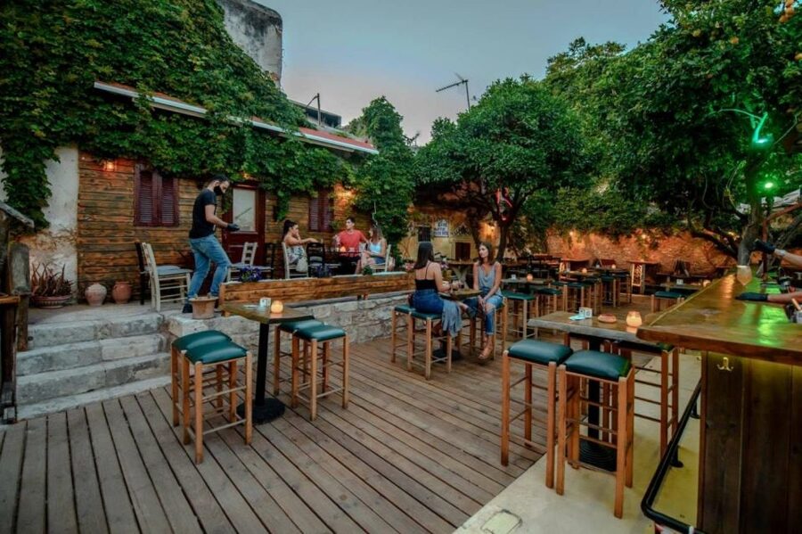 Rethymno: Old Town Walking Tour with Meal - Lunch in an Ottoman-style garden under lemon trees