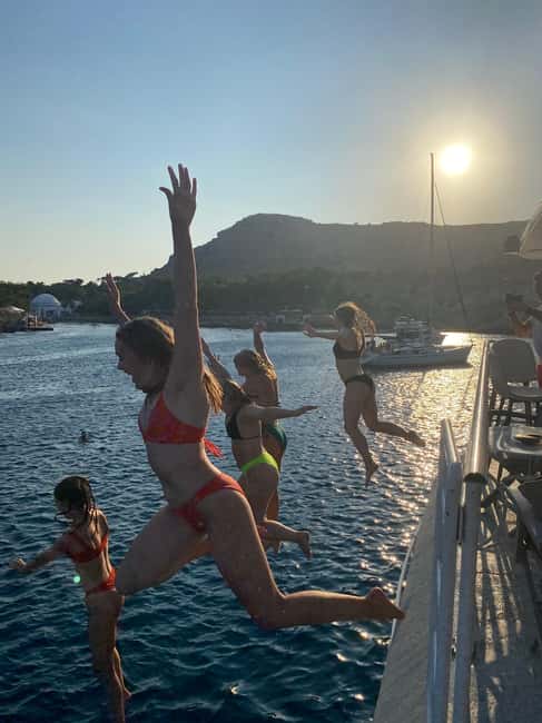 Rhodes: Sunset Cruise with Open Bar, Dinner, & Live Music - Arriving At Mandraki Port And Getting Settled On Romantika