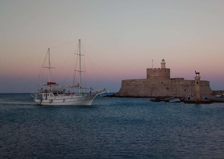 Rhodes: Sunset Cruise with Open Bar, Dinner, & Live Music - Getting Warm For the Last Hour: What to Bring for Sea Breeze Comfort