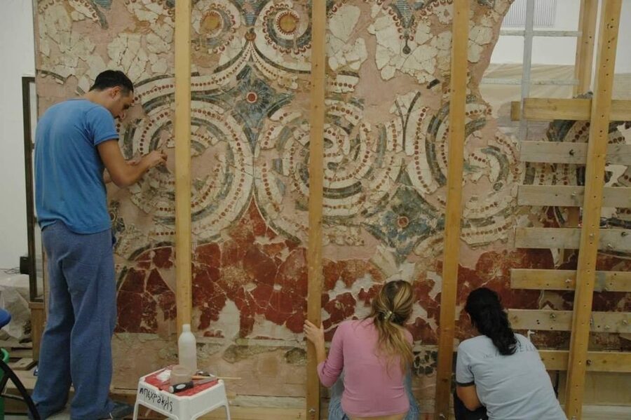 Santorini: Akrotiri Private Guided Tour with Hotel Pick-Up - Price and value: $377 per group up to 4, plus the entrance fee