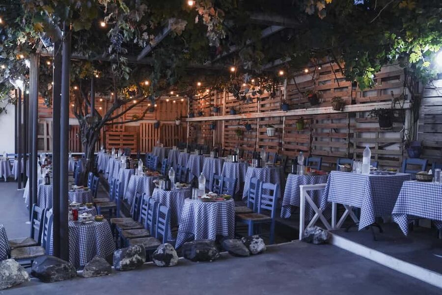 Santorini: The Greek Wedding Show - The Greek Wedding Show in Fira: what makes this night different
