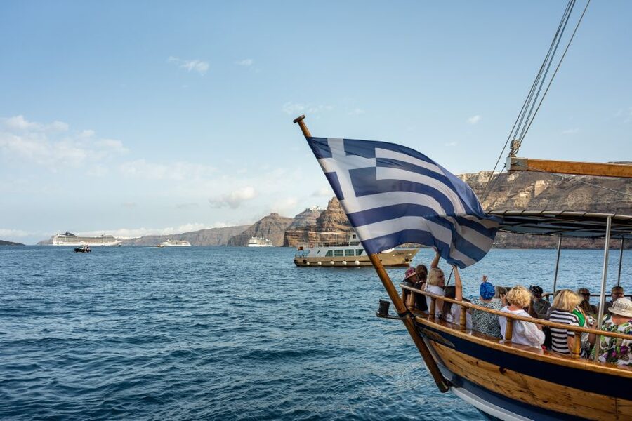 Santorini: Volcanic Islands Cruise with Hot Springs Visit - Palea Kameni hot springs: sulfur water, staining, and the 30-minute reality