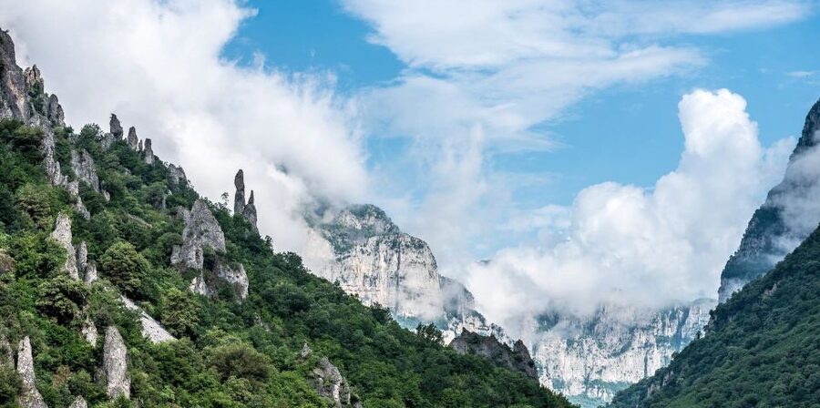 Zagori: Vikos Gorge full-day guided hike - The traditional Greek picnic, right when you need it
